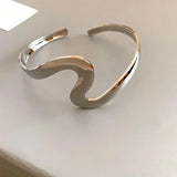 Bracciale ondulato aperto con giro in argento vintage