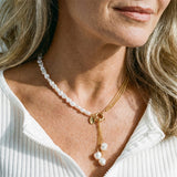 Collana con elegante gioiello pendente di perle