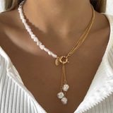 Collana con elegante gioiello pendente di perle