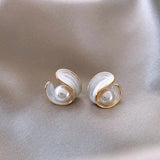 Orecchini pendenti di lusso con opale bianco e margherite in oro