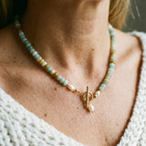 Collana retro dorata con pietre