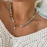 Collana retro dorata con pietre