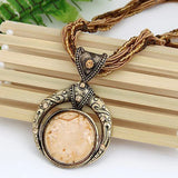 Collana retro con pendente etnologico in cristallo verde