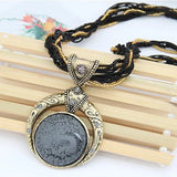 Collana retro con pendente etnologico in cristallo verde