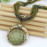 Collana retro con pendente etnologico in cristallo verde
