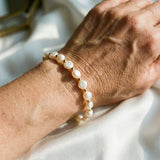 Bracciale retro bianco con perle e dettagli dorati