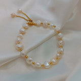 Bracciale retro bianco con perle e dettagli dorati