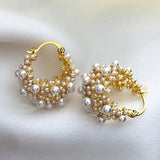 Orecchini d'oro con design vintage e perle