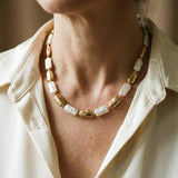 Collana vintage con perle dorate e bianche rettangolari